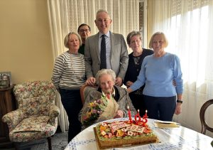 La sarta Prima Biason festeggia 105 anni a Pordenone con il sindaco Alessandro Basso