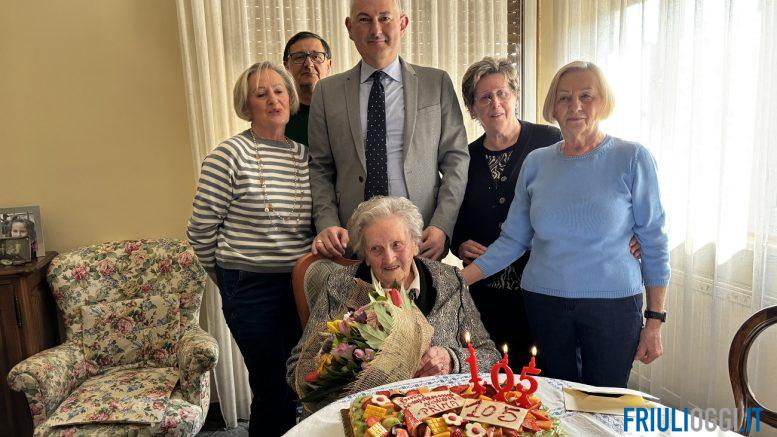 La sarta Prima Biason festeggia 105 anni a Pordenone con il sindaco Alessandro Basso