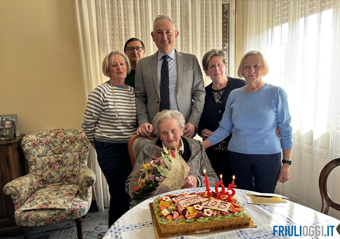 La sarta Prima Biason festeggia 105 anni a Pordenone con il sindaco Alessandro Basso
