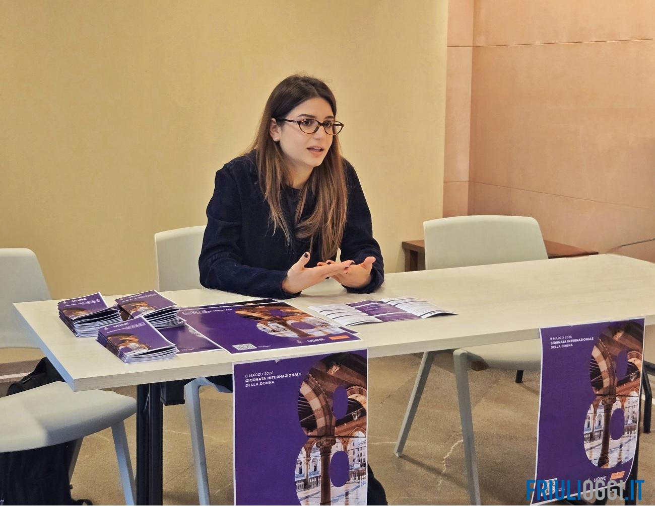 L'assessora Arianna Facchini durante la conferenza stampa di presentazione degli eventi per la Festa della Donna 2026 a Udine