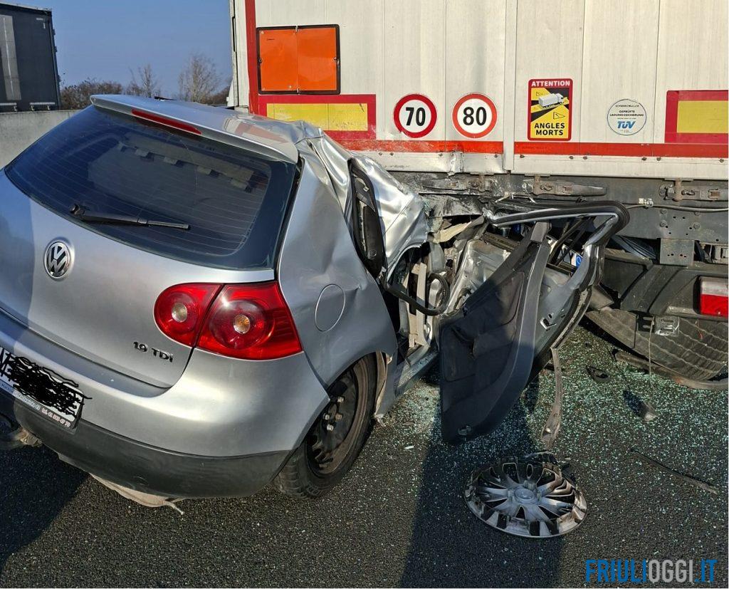 Incidente stradale mortale sulla A4 tra San Stino e Portogruaro: auto distrutta dopo il tamponamento contro un autoarticolato