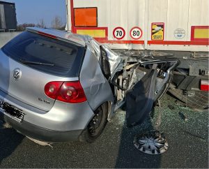 Incidente stradale mortale sulla A4 tra San Stino e Portogruaro: auto distrutta dopo il tamponamento contro un autoarticolato