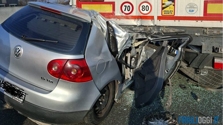 Incidente stradale mortale sulla A4 tra San Stino e Portogruaro: auto distrutta dopo il tamponamento contro un autoarticolato