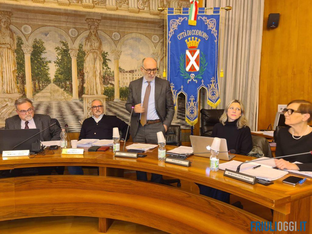 L'assessore Riccardo Riccardi parla in Consiglio comunale a Codroipo della carenza dei medici.