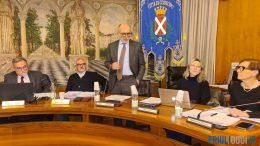 L'assessore Riccardo Riccardi parla in Consiglio comunale a Codroipo della carenza dei medici.