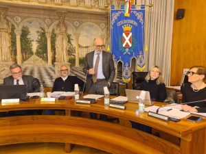 L'assessore Riccardo Riccardi parla in Consiglio comunale a Codroipo della carenza dei medici.