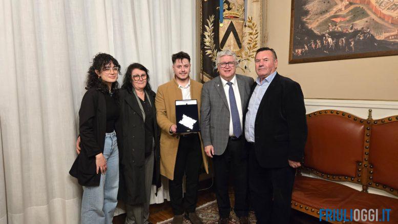 Il sindaco di Udine De Toni e la famiglia Ligi consegnano una targa a Endrit Dedaj a Palazzo D'Aronco