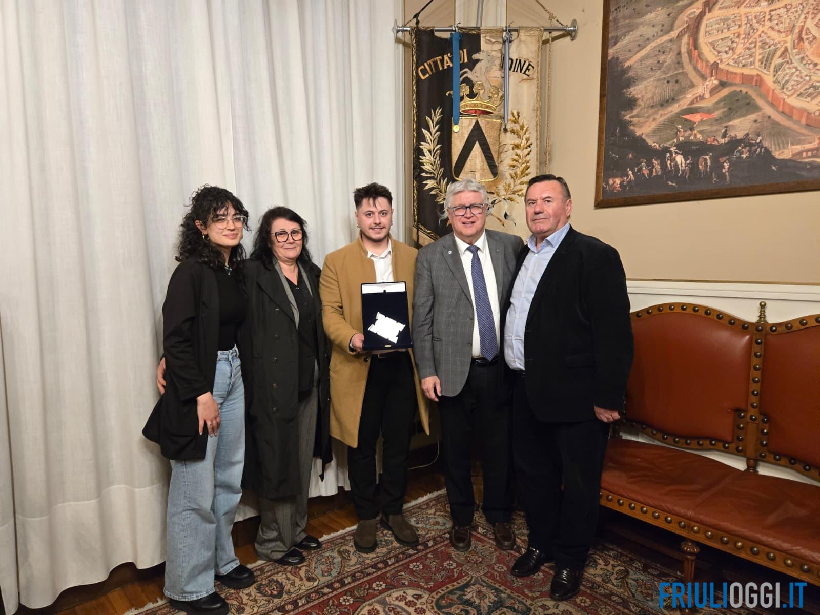 Il sindaco di Udine De Toni e la famiglia Ligi consegnano una targa a Endrit Dedaj a Palazzo D'Aronco