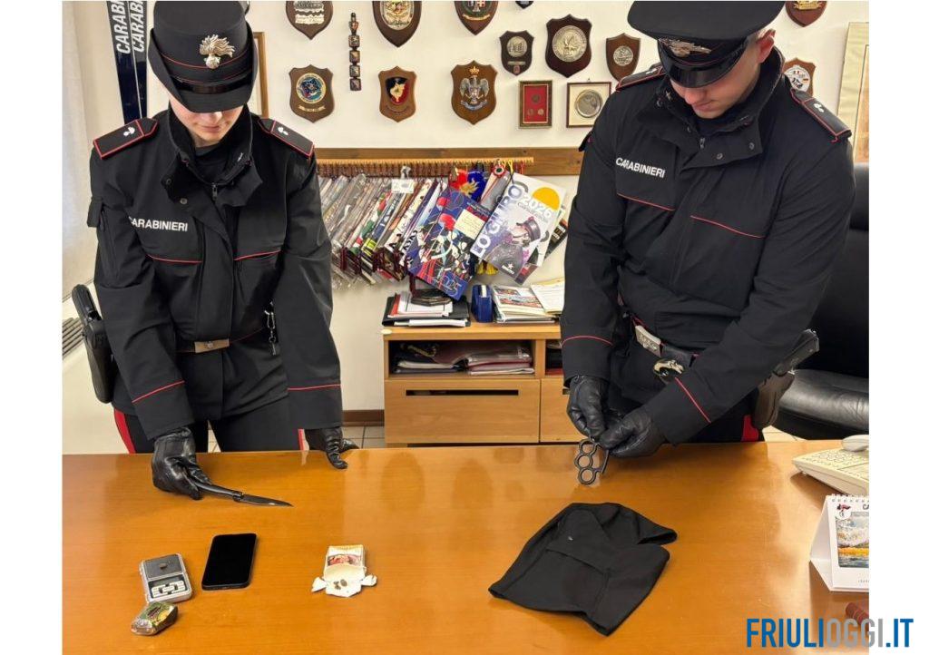 Controlli dei carabinieri nelle scuole superiori di Codroipo: trovati droga, coltelli e tirapugni