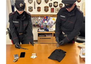 Controlli dei carabinieri nelle scuole superiori di Codroipo: trovati droga, coltelli e tirapugni