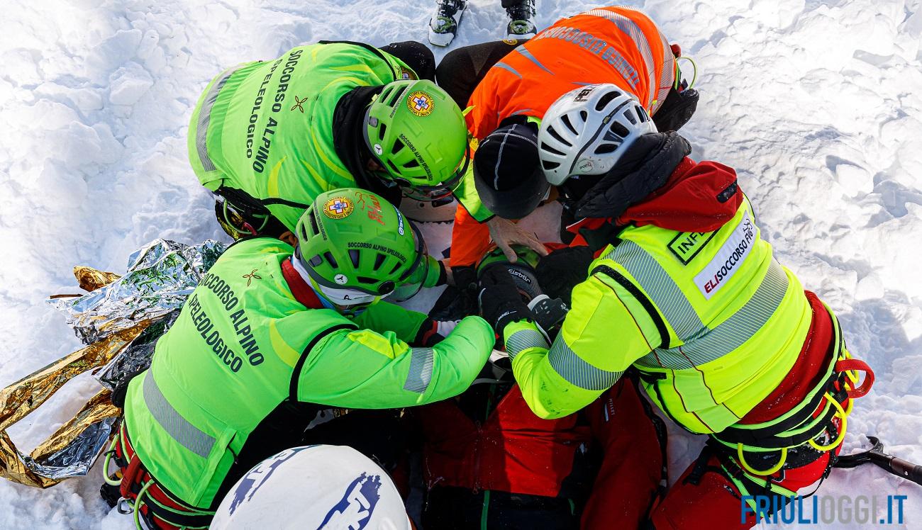 Esercitazione del Soccorso Alpino: si simula una valanga al Rifugio Pradut