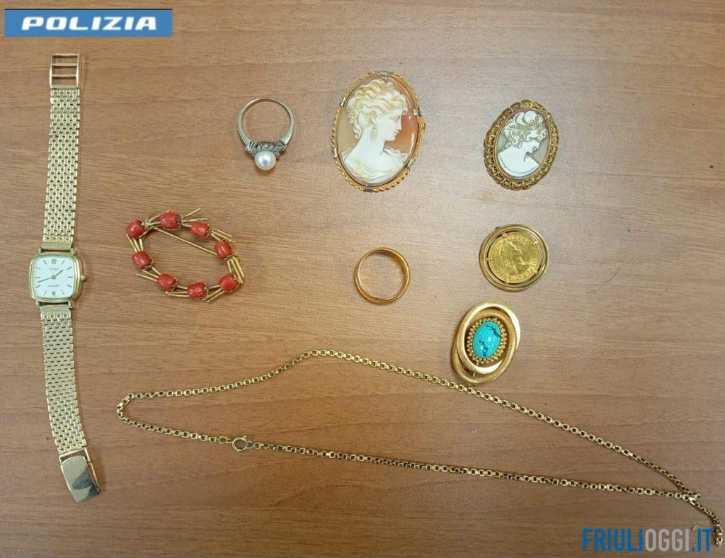 I 10 gioielli d'oro recuperati dalla Squadra Mobile di Udine dopo la truffa del finto carabiniere a Ovaro: anelli, bracciali e collane restituiti alla vittima di 81 anni