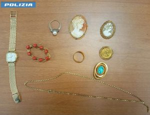 I 10 gioielli d'oro recuperati dalla Squadra Mobile di Udine dopo la truffa del finto carabiniere a Ovaro: anelli, bracciali e collane restituiti alla vittima di 81 anni