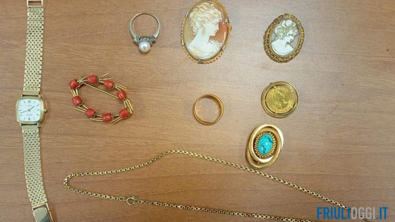 I 10 gioielli d'oro recuperati dalla Squadra Mobile di Udine dopo la truffa del finto carabiniere a Ovaro: anelli, bracciali e collane restituiti alla vittima di 81 anni