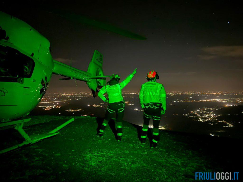 Il volo d’emergenza e il recupero al buio: salvato parapendista 85enne