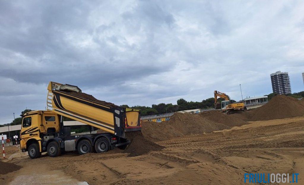 Economia circolare a Lignano: 50 camion di sabbia recuperata tornano sulla spiaggia