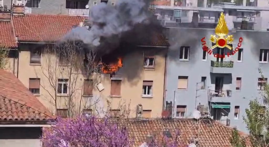 Esplosione in appartamento, evacuato l’intero stabile: una donna in ospedale