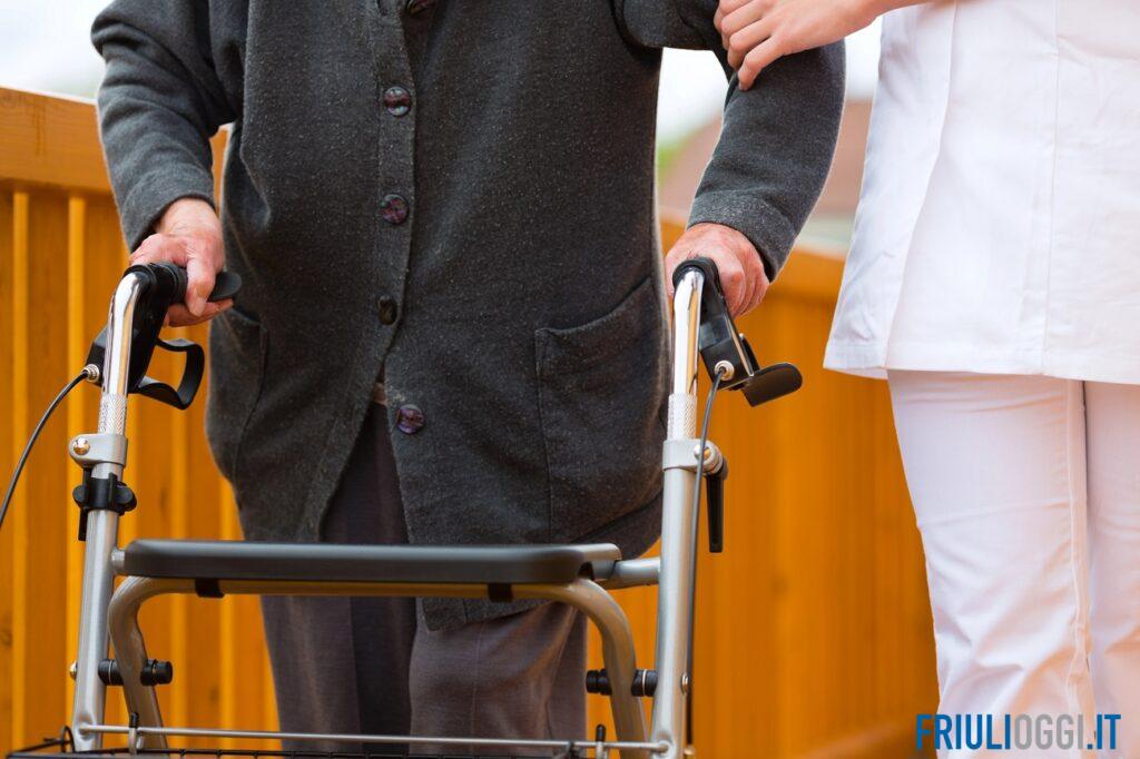 Sensore caduta anziani e sistemi di sicurezza per anziani: come evolve oggi l’assistenza agli anziani