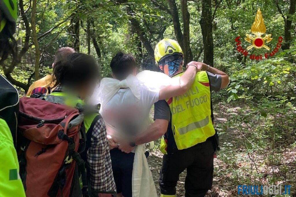 Cade in bici, giovane soccorso lungo un sentiero: portato in ospedale