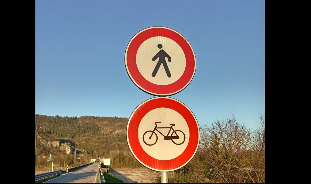 Divieto per pedoni e ciclisti a Villa Santina, era un errore: cartelli rimossi