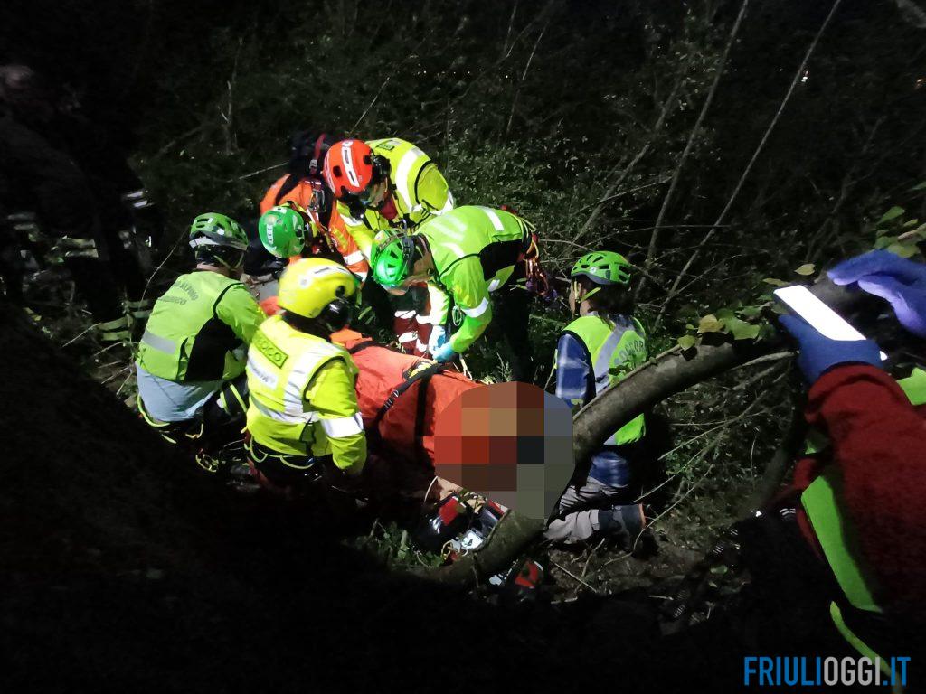 Si ferma per ammirare il panorama e cade nella scarpata: grave 46enne