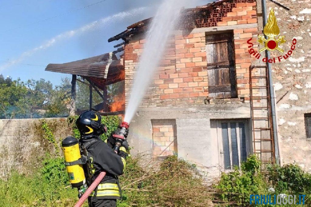 Incendio a Caneva, in fiamme un fabbricato disabitato