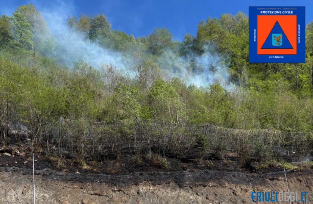 Incendio a Comeglians, fiamme spente: decisivo l’intervento dell’elicottero