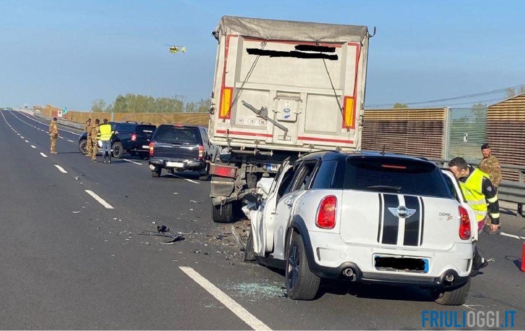 Scontro tra auto e tir in A4, un ferito grave. Chiuso lo svincolo