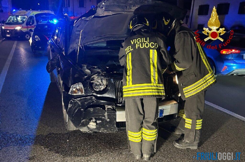 Incidente tra auto e minicar a Udine, conducente liberata dai Vigili del fuoco