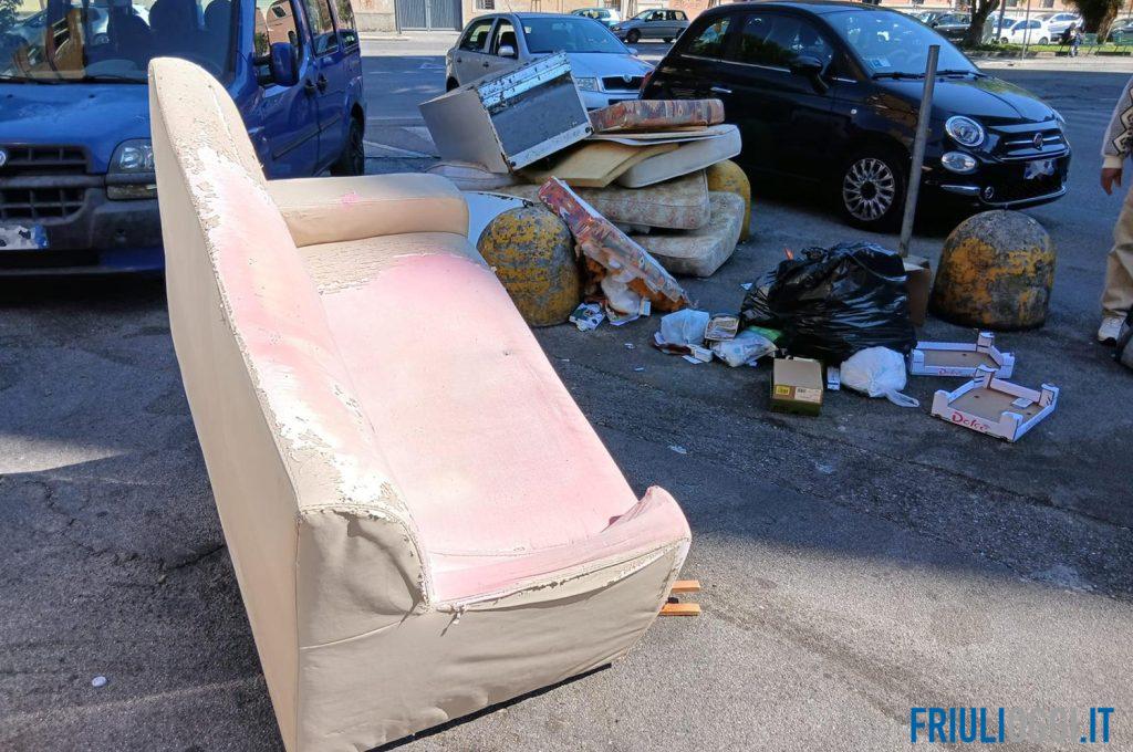 Rifiuti abbandonati in strada, il comune di Udine si arrabbia: “Gesti incivili”