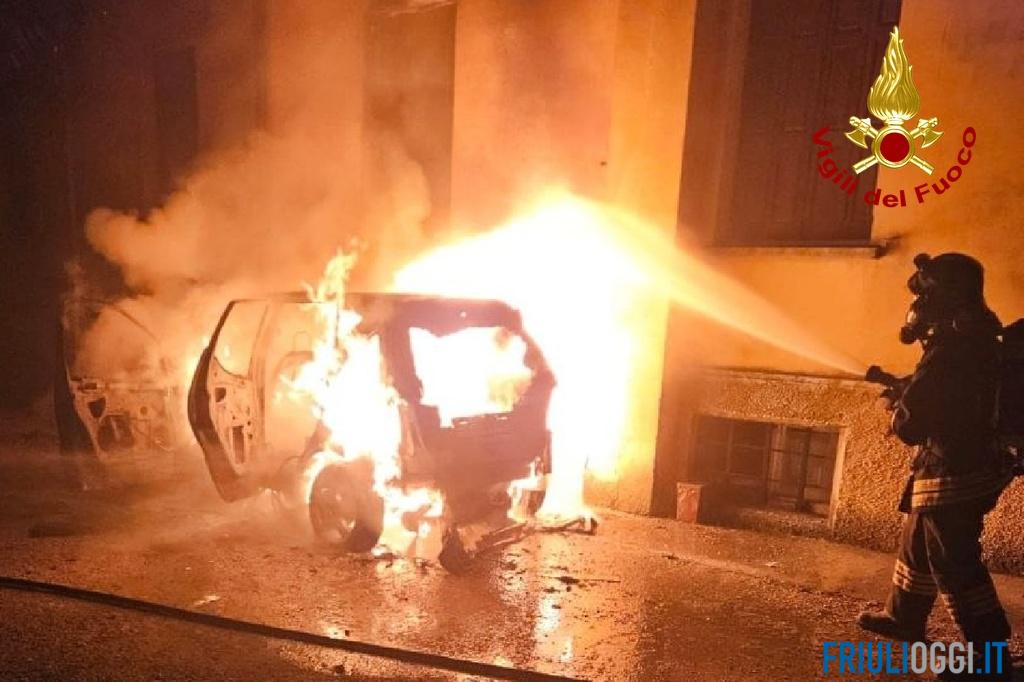 Paura a Sacile, auto in fiamme nella notte: evacuati 12 appartamenti