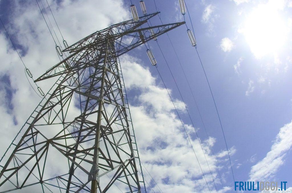 Traliccio sabotato a Tolmezzo: si cercano testimoni tra i sentieri