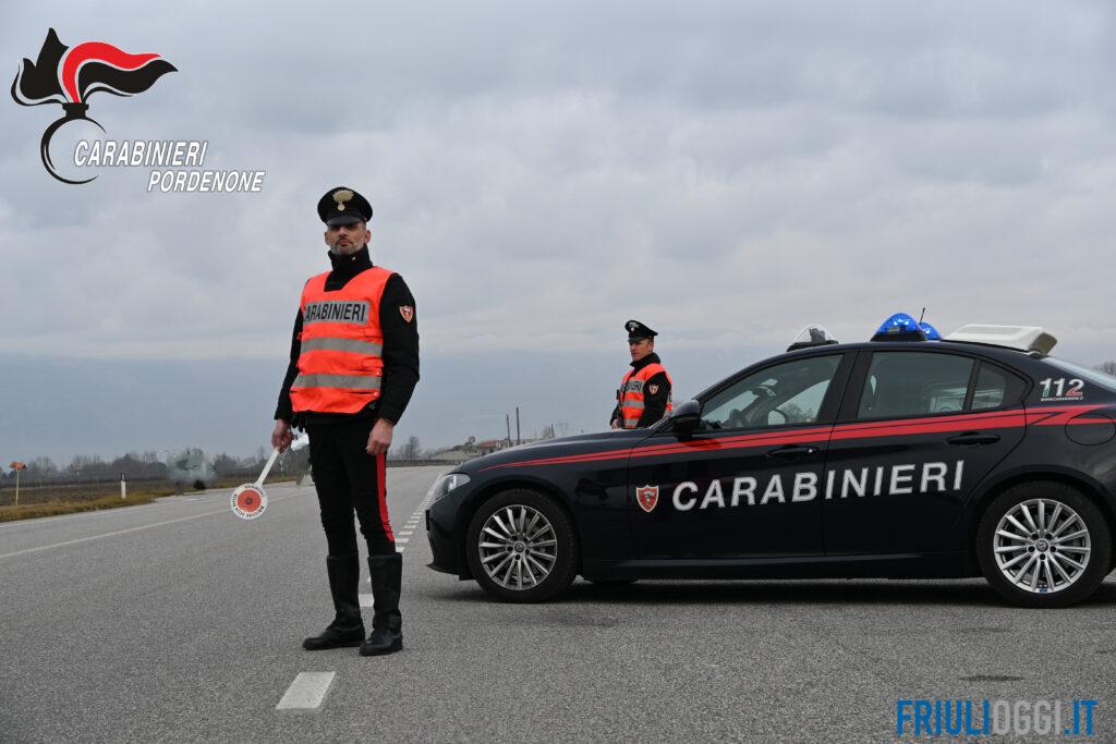 Ubriaco in bici, molesta i passanti e urina in piazza: sfilza di multe per un 64enne