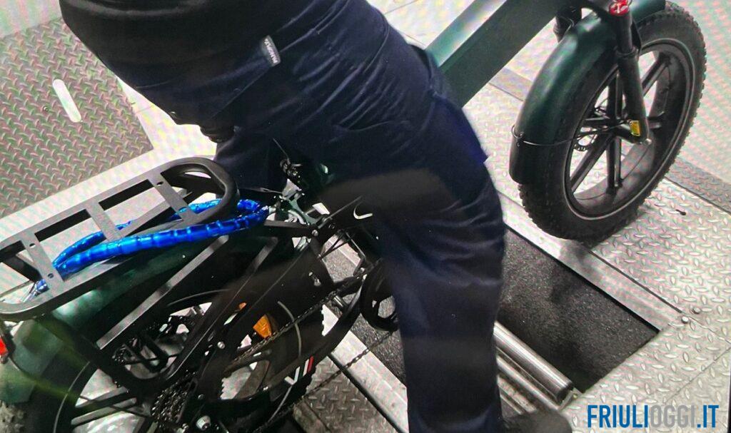Andava in bici senza pedalare: scoperta una finta e-bike, maxi multa da 5400 euro