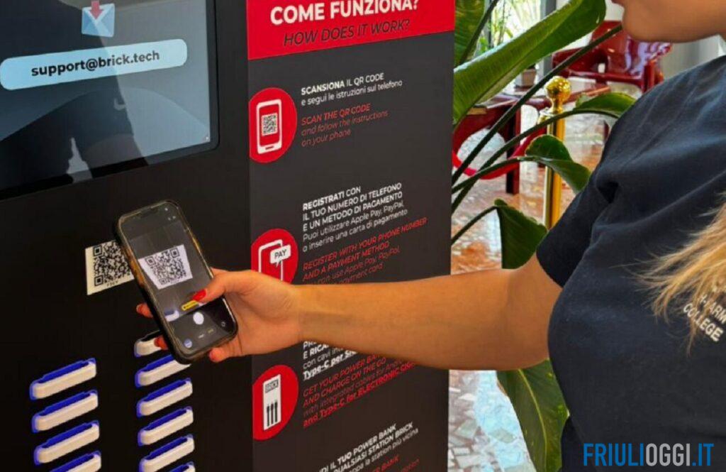 Cellulare scarico in spiaggia? A Grado arrivano i power bank a noleggio