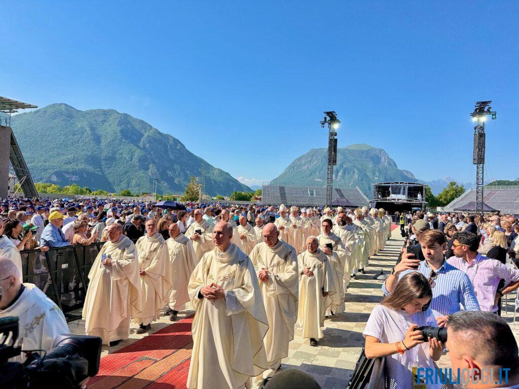 La Messa in ricordo delle vittime del terremoto: Gemona si stringe nel segno della memoria