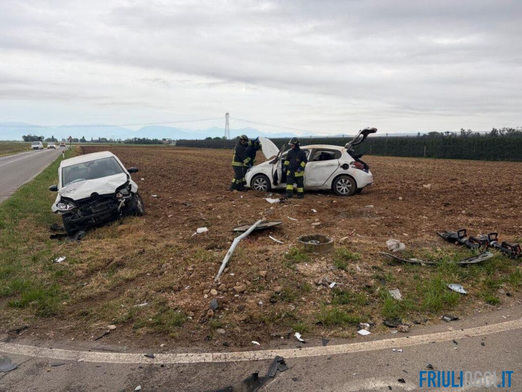 Scontro tra auto, i mezzi finiscono nel campo e uno si ribalta: due i feriti