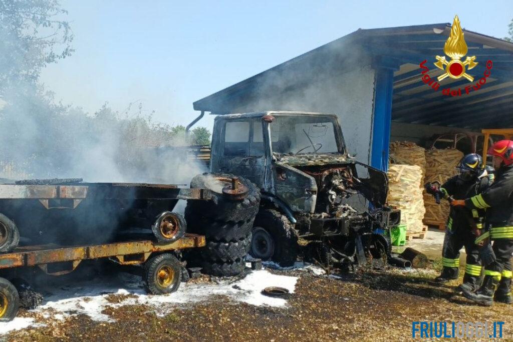 Colonna di fumo vicino al bosco: fiamme a un passo da un capannone di legname