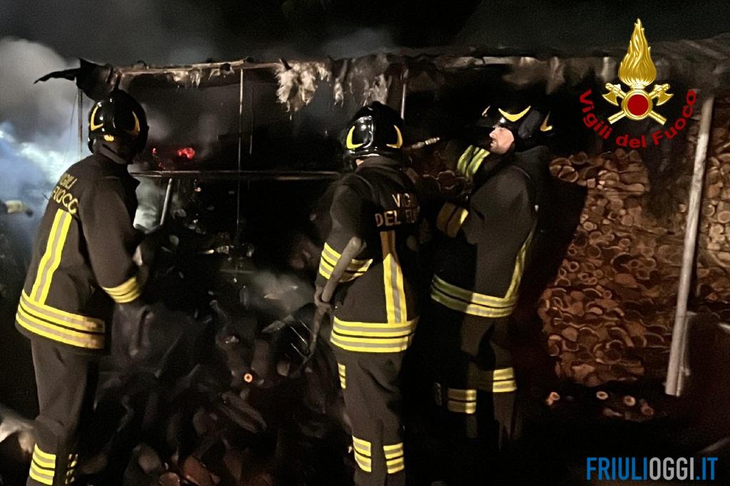 Paura nella notte a Coseano: legnaia in fiamme a pochi metri da una casa