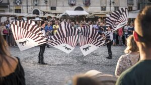 Bandiere e tamburi a Valvasone per la manifestazione nel borgo medievale