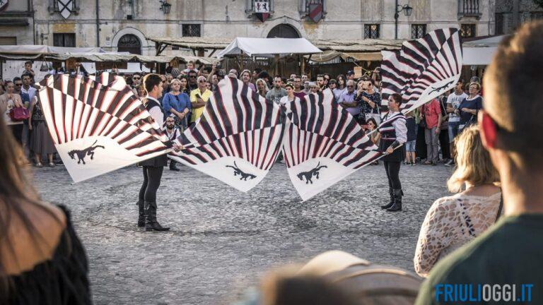 Bandiere e tamburi a Valvasone per la manifestazione nel borgo medievale