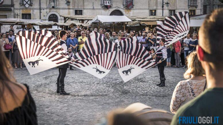 Bandiere e tamburi a Valvasone per la manifestazione nel borgo medievale