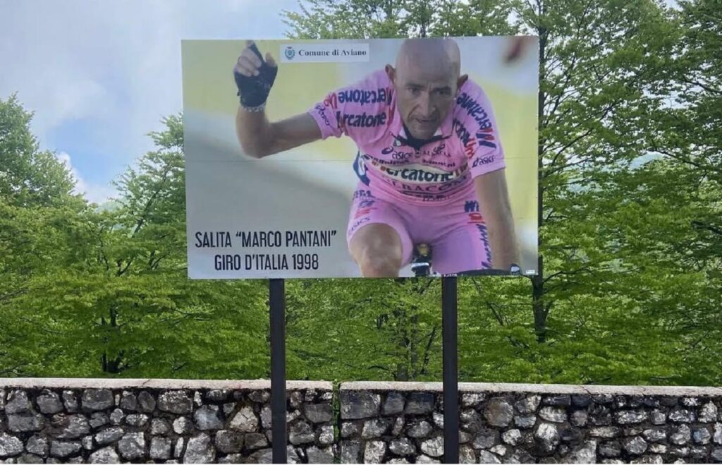Sulla salita di Piancavallo tornano i cartelli che celebrano l’impresa di Marco Pantani