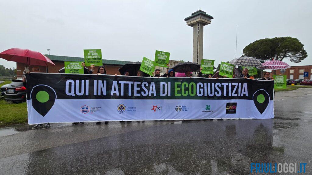 Flashmob alla Caffaro di Torviscosa: “Bonifiche ferme, Ecogiustizia subito”