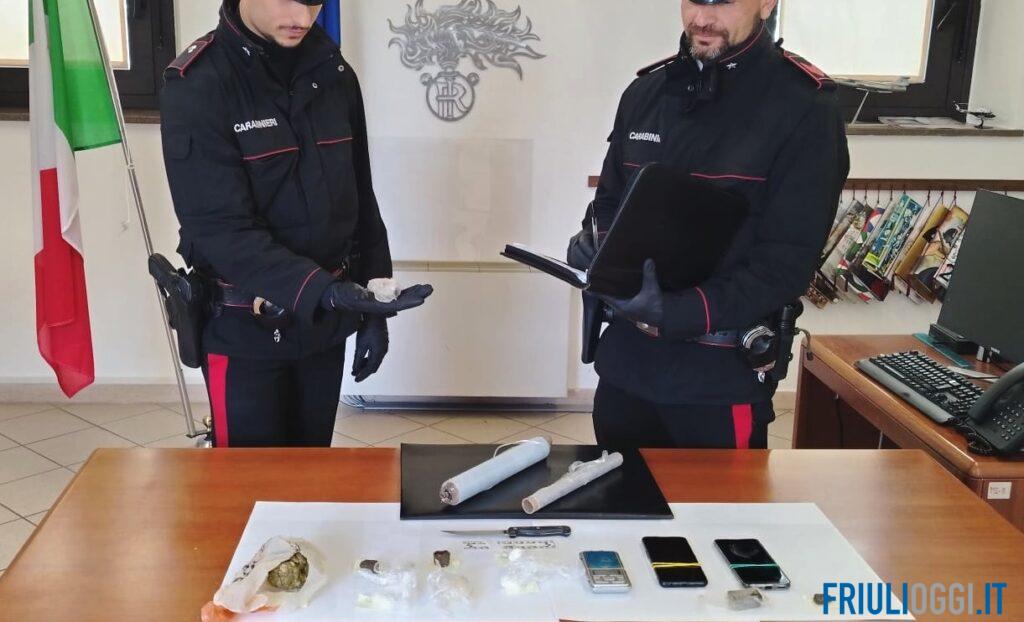 Sorpresi in un boschetto con cocaina, marijuana e hashish: due arresti