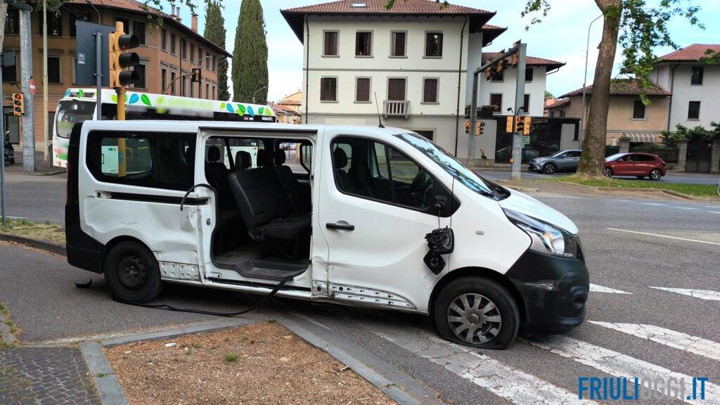 Folle fuga sul furgone rubato all’associazione: la corsa finisce contro un muro