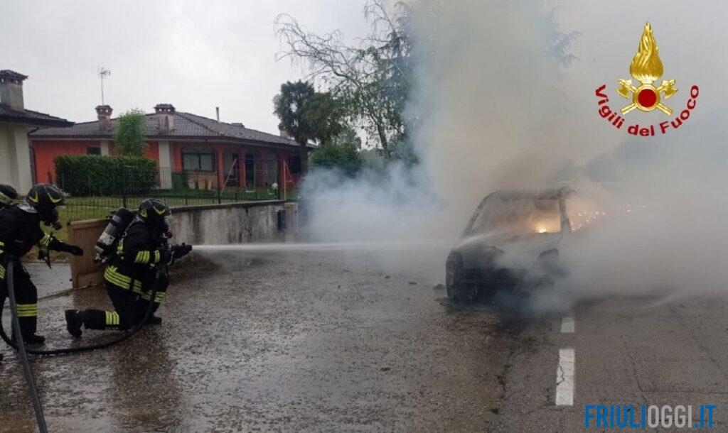 Auto in fiamme ad Azzano Decimo, il conducente riesce ad uscire e a mettersi in salvo