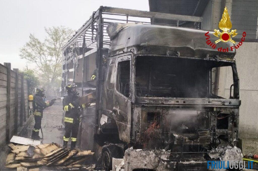 Incendio a Pravisdomini, camion parcheggiato distrutto dalle fiamme