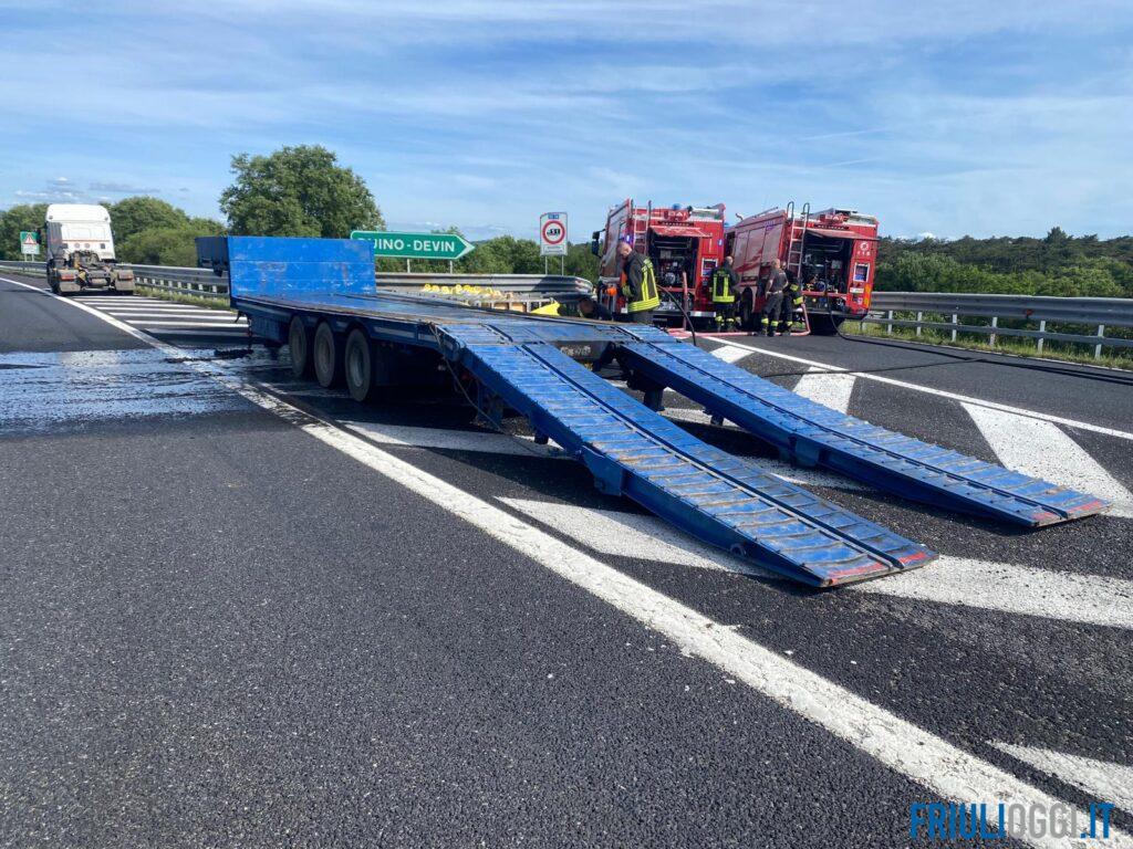 Camion in fiamme sull’autostrada A4, chiuso lo svincolo di Duino