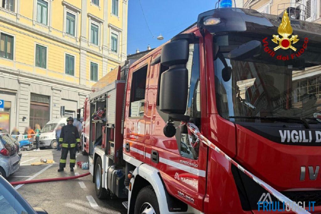 Incendio in un appartamento di Trieste, tre persone salvate con l’autoscala